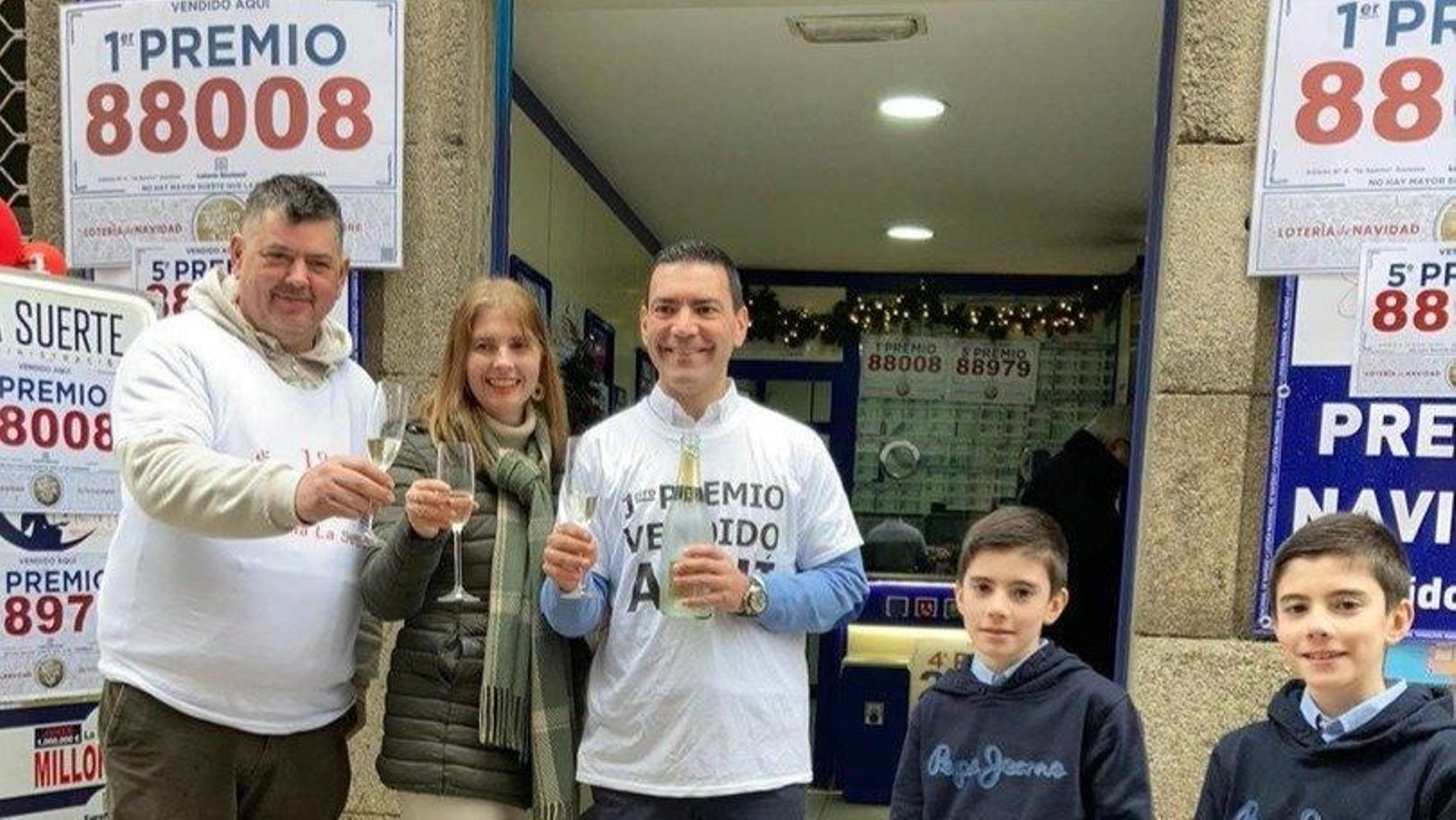 Luis Carballeda celebra que ha vendido el primer y el tercer premio del Sorteo del Niño (Miguel Ángel).