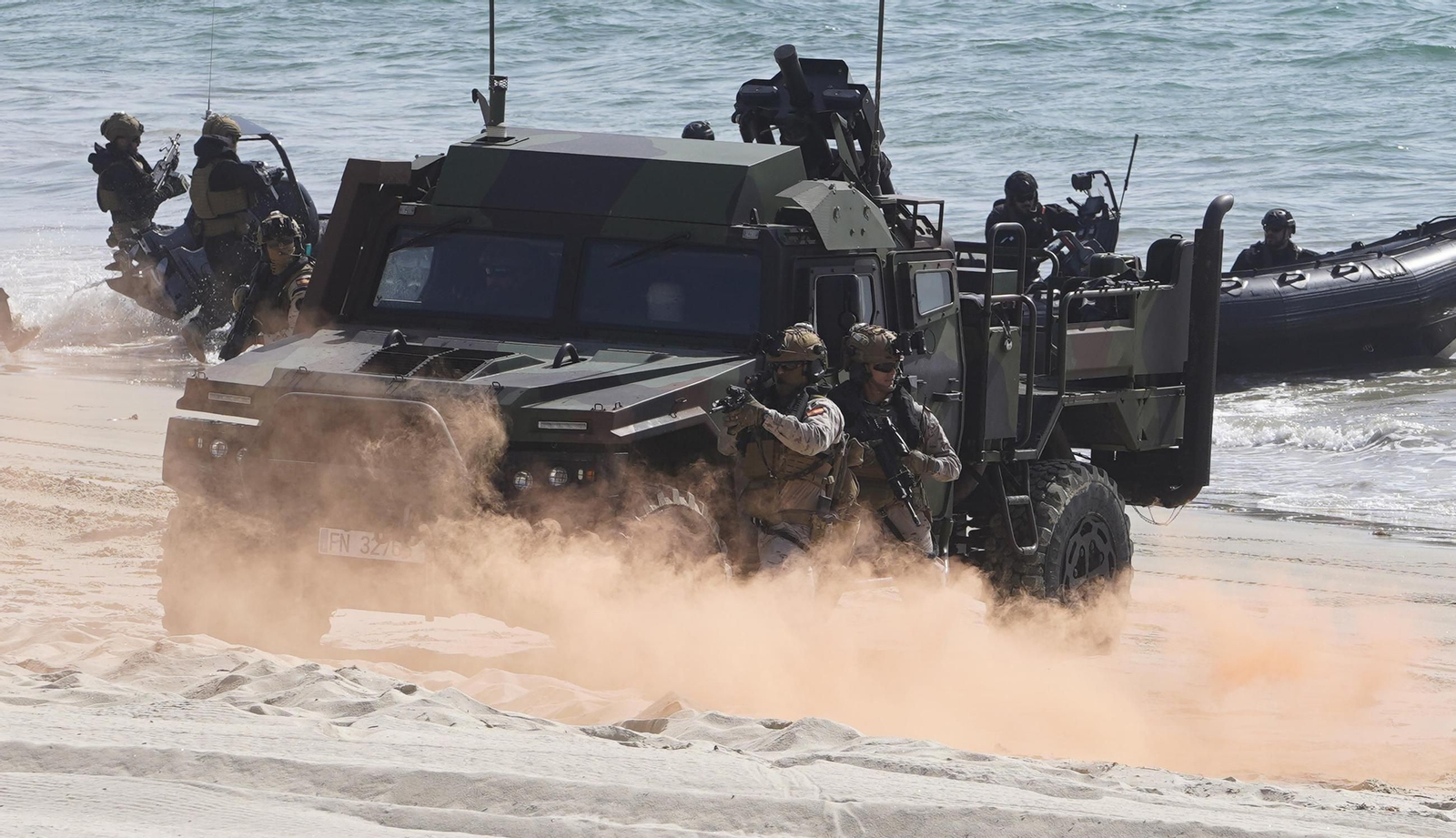 Galería | Felipe VI participa en la revista naval y presencia la exhibición de militares en Samil