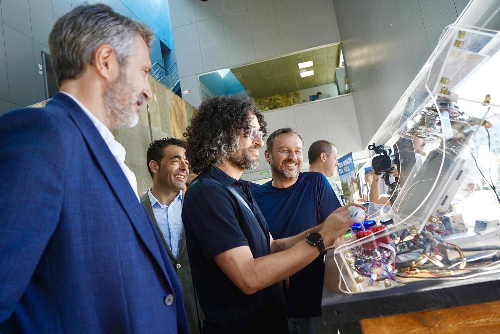 Alberto Varela y Luis López visitaron la feria y comprobaron algunas demostraciones.