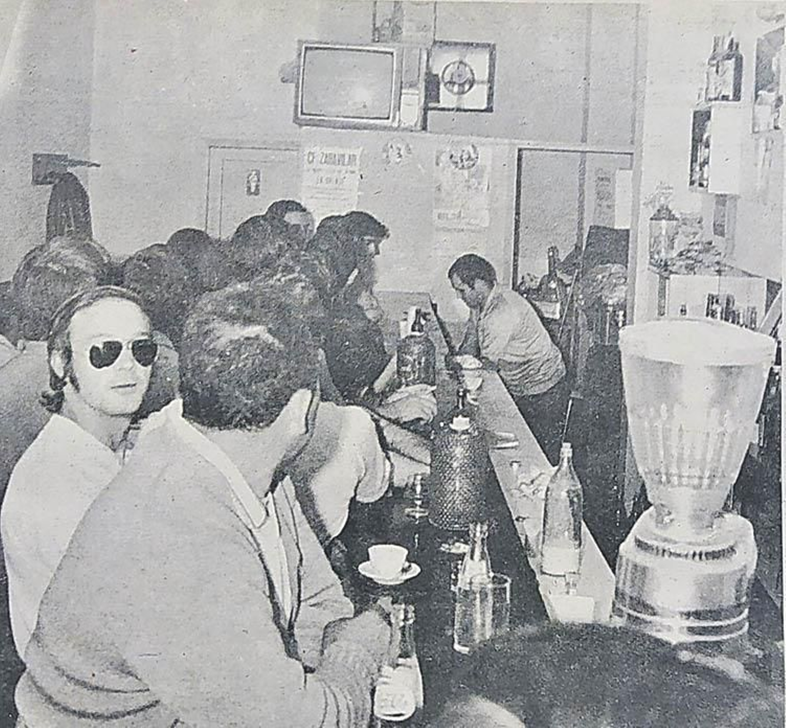 El bar del Couto, lleno de clientes para ver la TV en color.