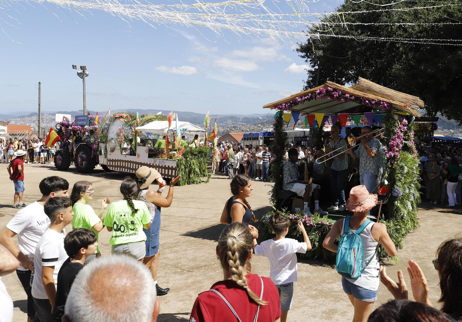 Galería | El desfile de carrozas, protagonista en las fiestas de San Campio de Valadares