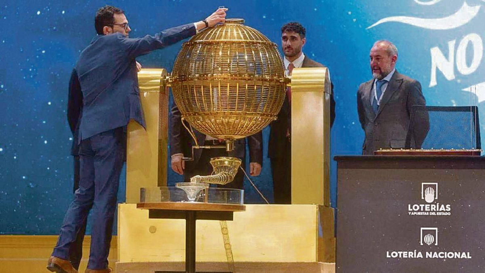 Operarios meten las bolas del sorteo de Navidad en el bombo.