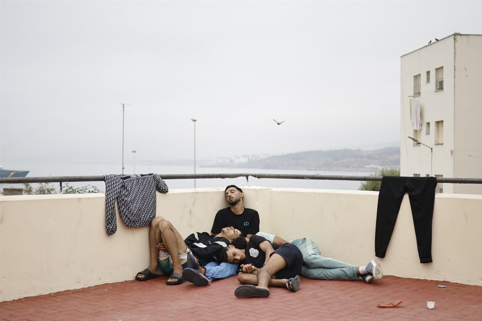 Galería | Miles de marroquíes cruzan a Ceuta en el segundo día de la crisis migratoria, en fotos