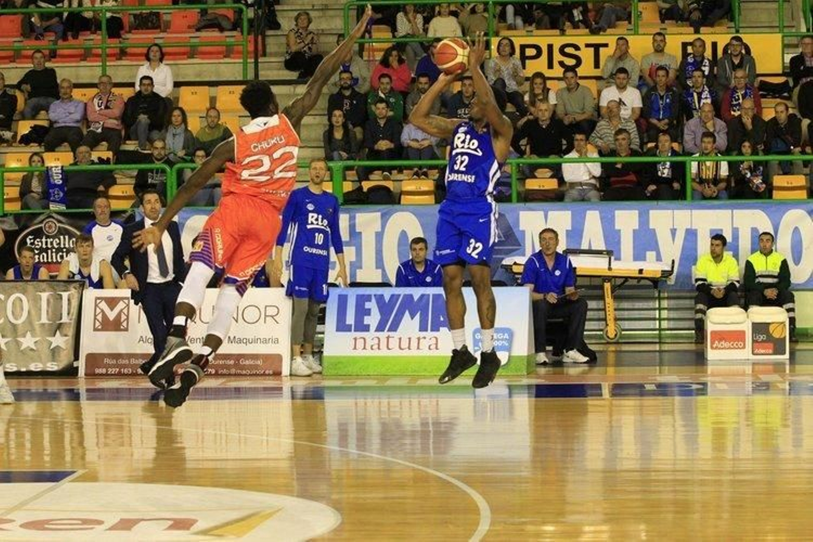 Reggie Johnson lanza un triple que intenta taponar Chuku. (BELAY)