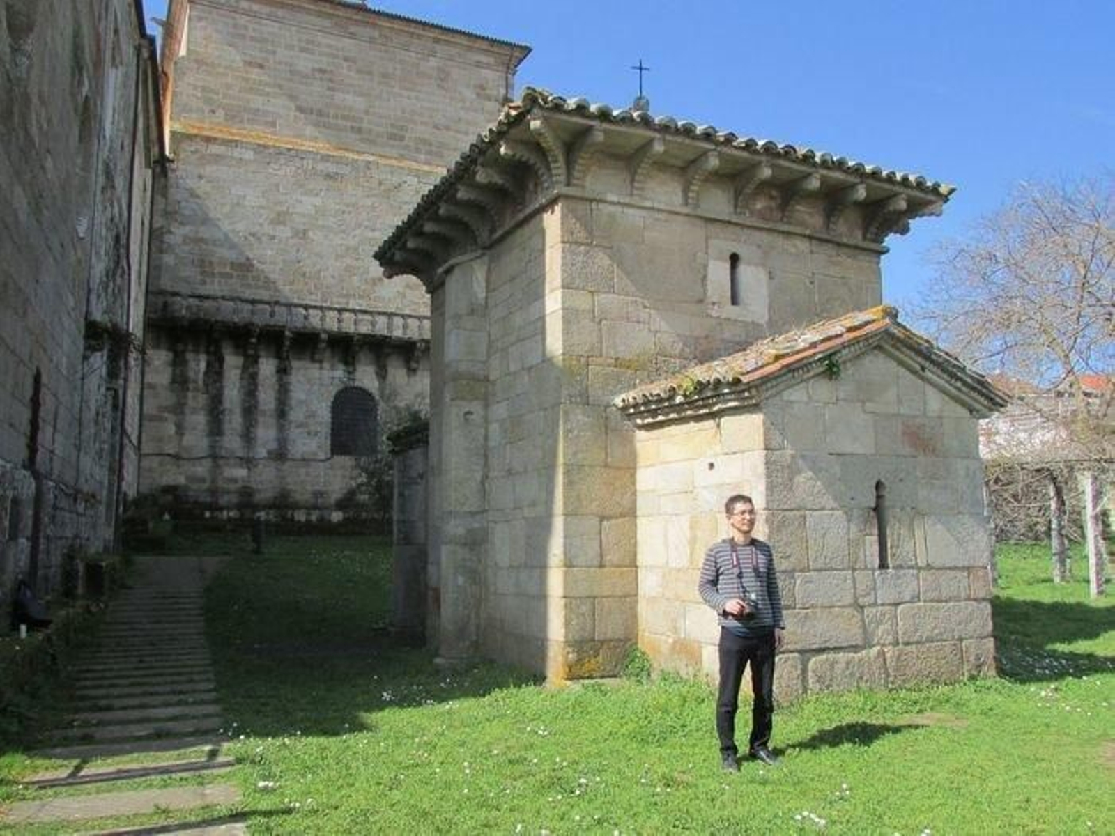 El profesor japonés Yoshi Ito en la visita a la capilla de San Miguel.
