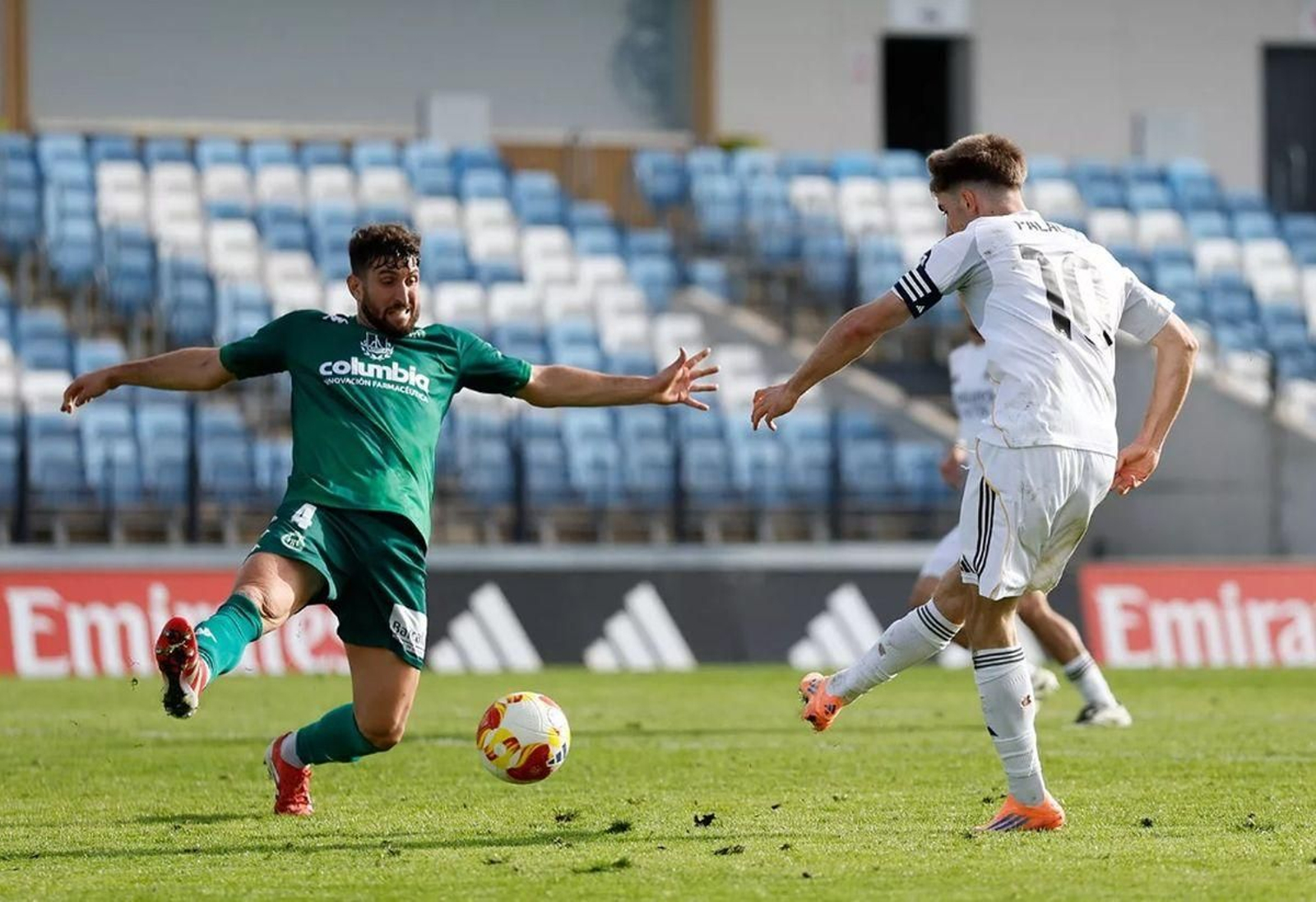 El capitán del Real Madrid Castilla, César Palacios, intenta disparar a portería ante el defensa del Arenteiro, Eliseo Falcón.