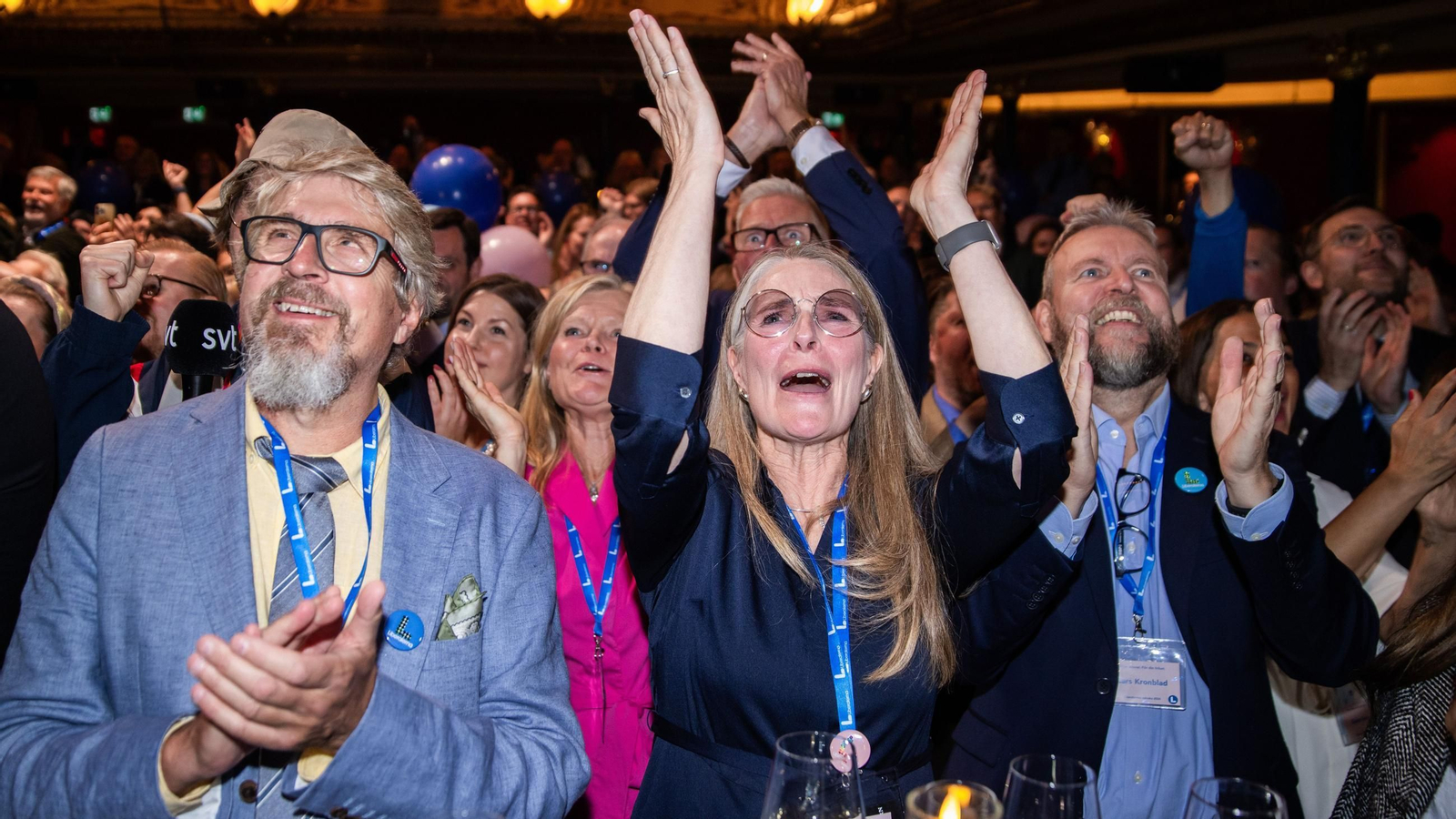 Miembros del Partido Liberal celebran durante el seguimiento de las elecciones en la sede del partido tras las elecciones parlamentarias suecas.