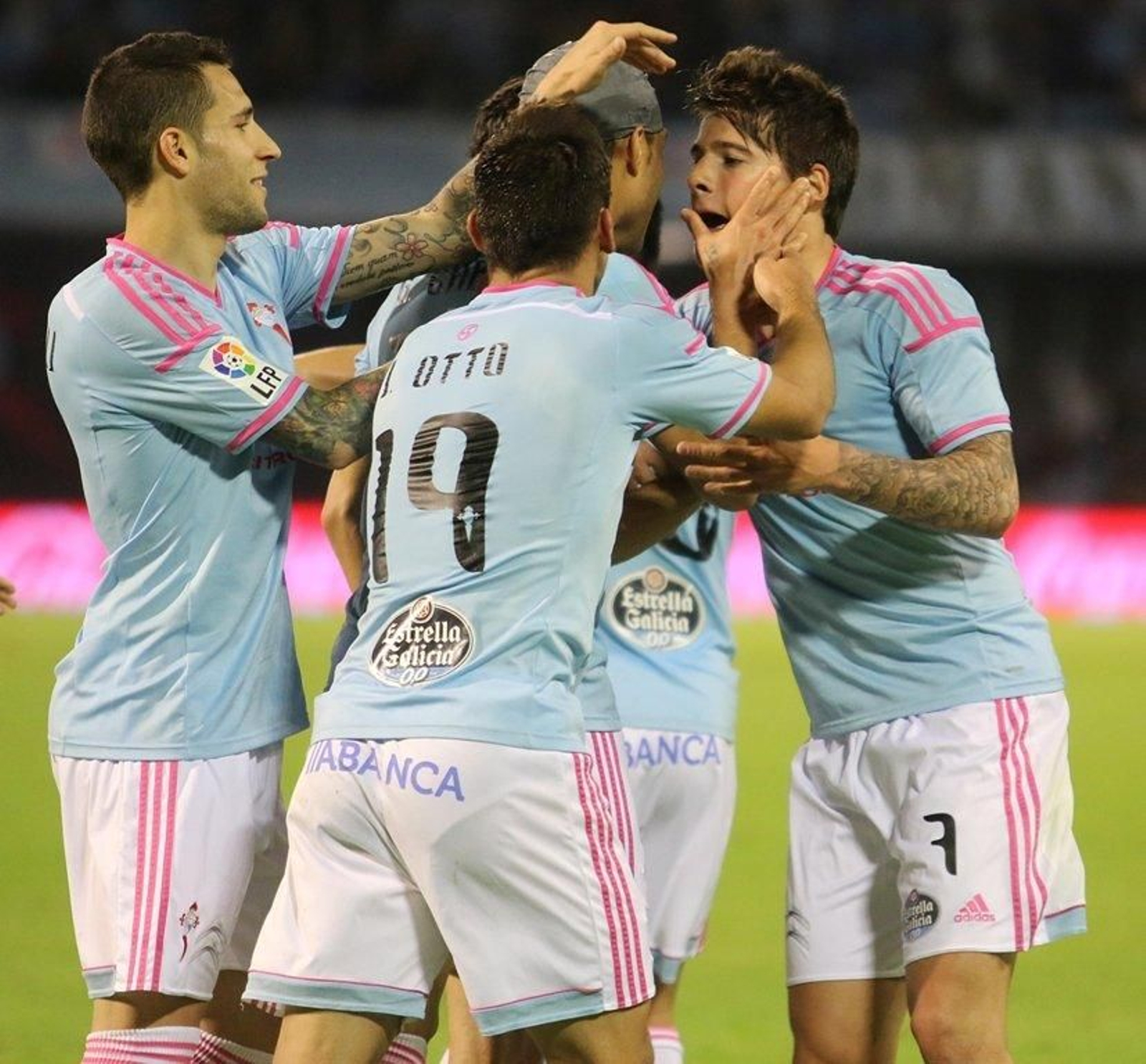 Santi Mina es felicitado por varios de sus compañeros tras marcar uno de sus cuatro goles contra el Rayo.