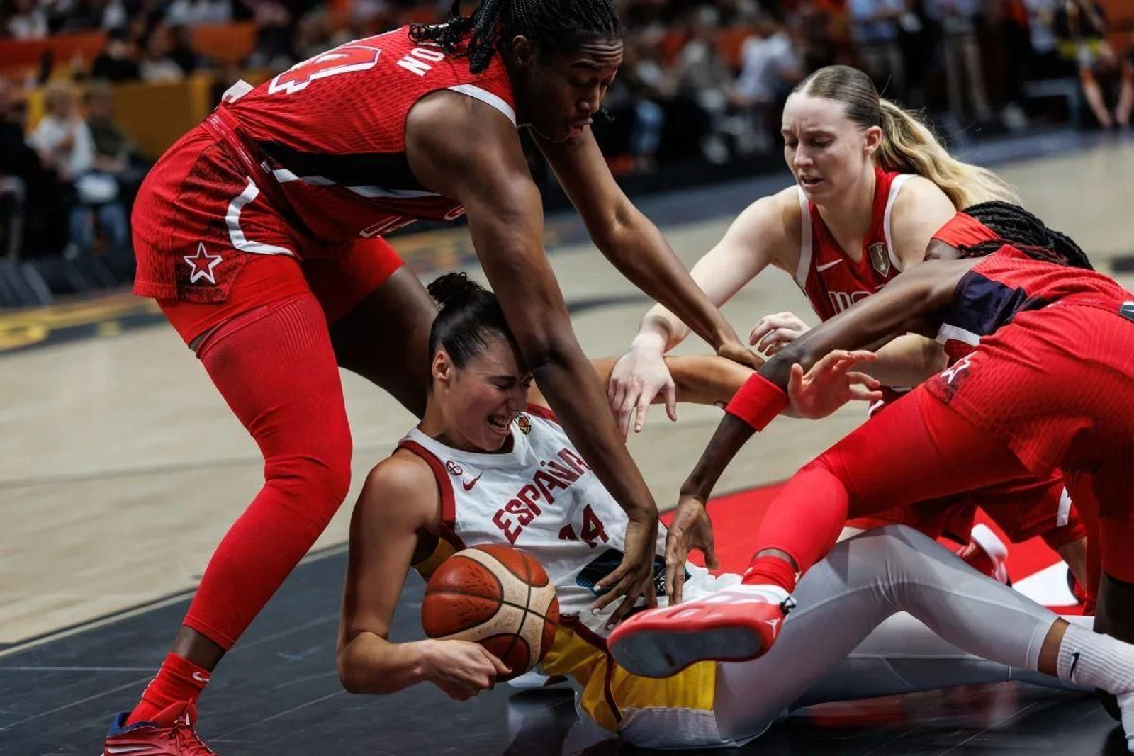 Raquel Carrera lucha por la bola con tres jugadoras estadounidenses durante el partido.