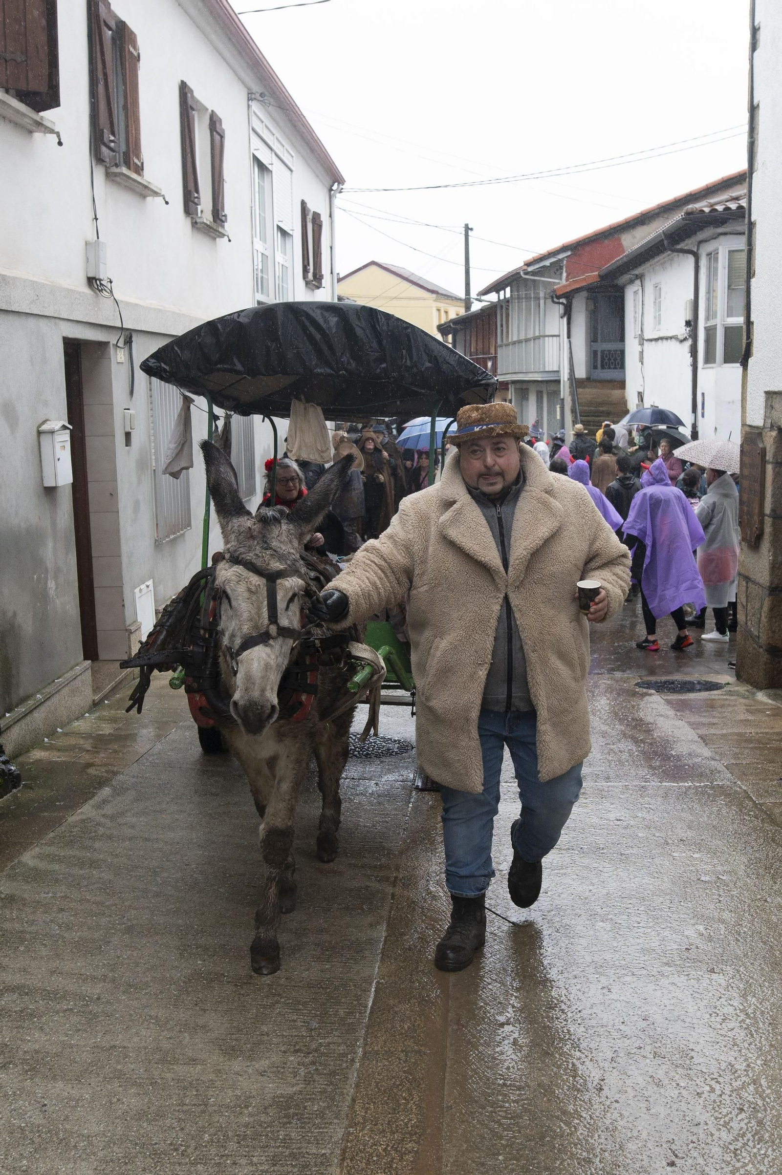 Galería | La farrapada conquista Laza antes de la salida de los Peliqueiros