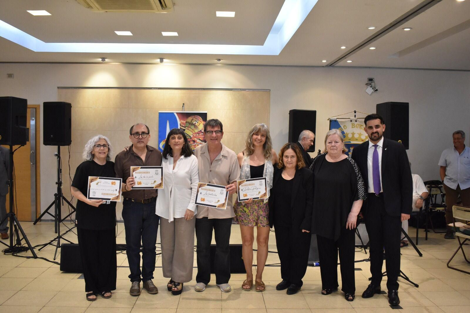 En la foto los actores: autores con sus menciones, Verónica Torres Bugallo y   Beatriz Lagoa Veiga, presidenta del Centro Betanzos y Andrés Teijo Hermida Teniente de alcalde del Ayuntamiento de Betanzos,