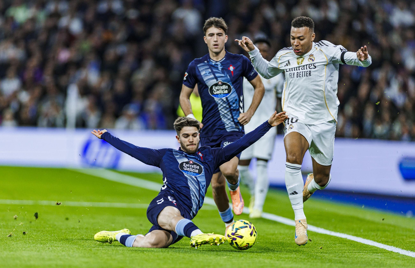 Sergio Carreira corta un avance de Mbappé en la primera vuelta. El francés no estará en Vigo.