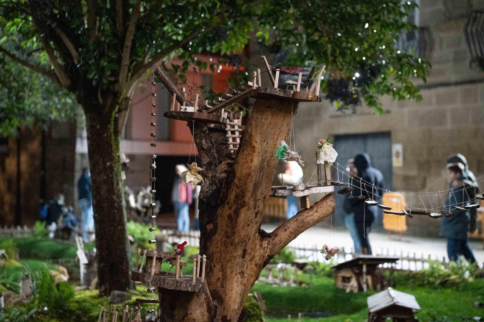 Visitantes recorriendo las decoraciones navideñas alaricanas.