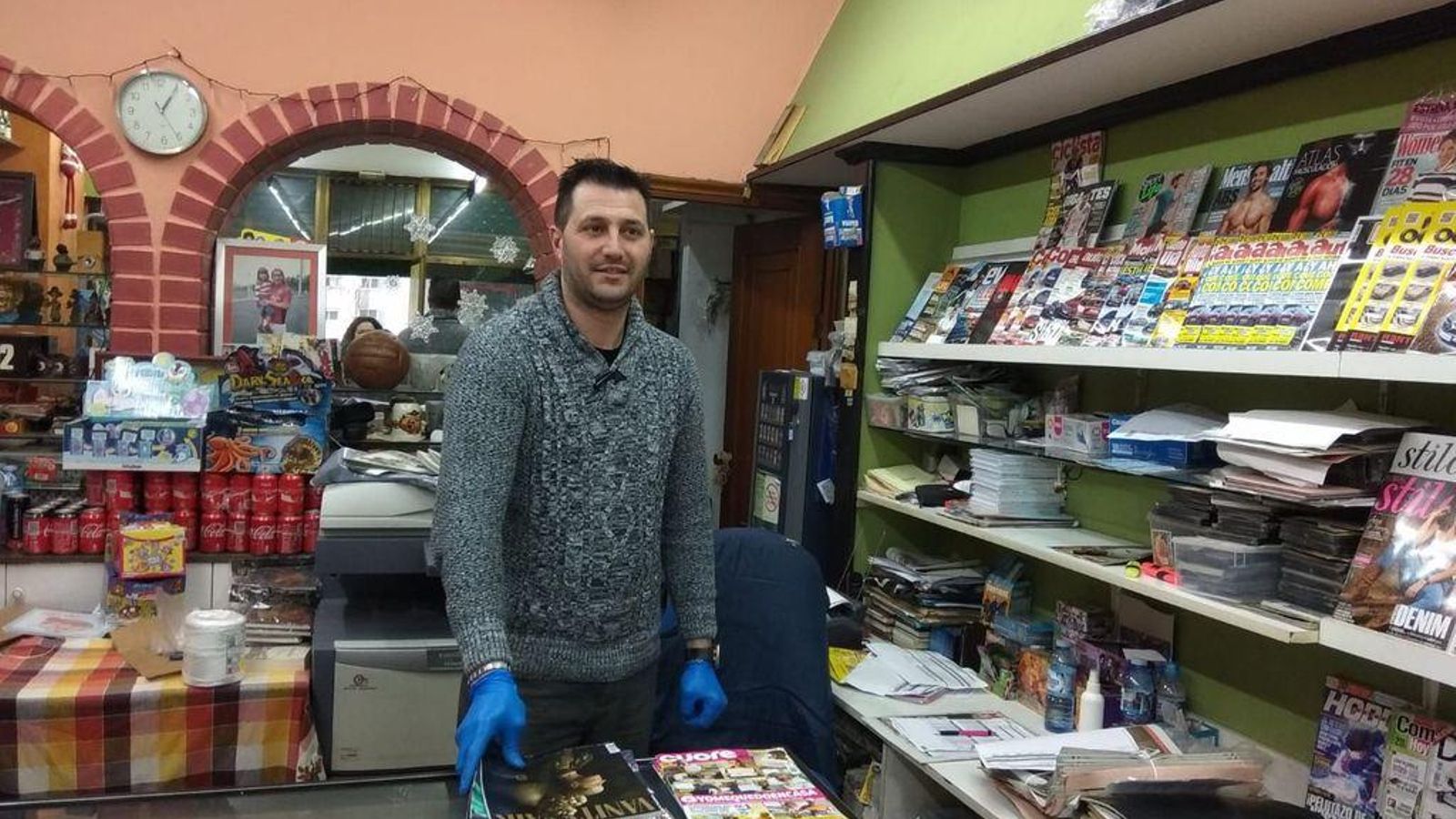 David Pimentel atiende hace 24 un kiosco en Castelao.