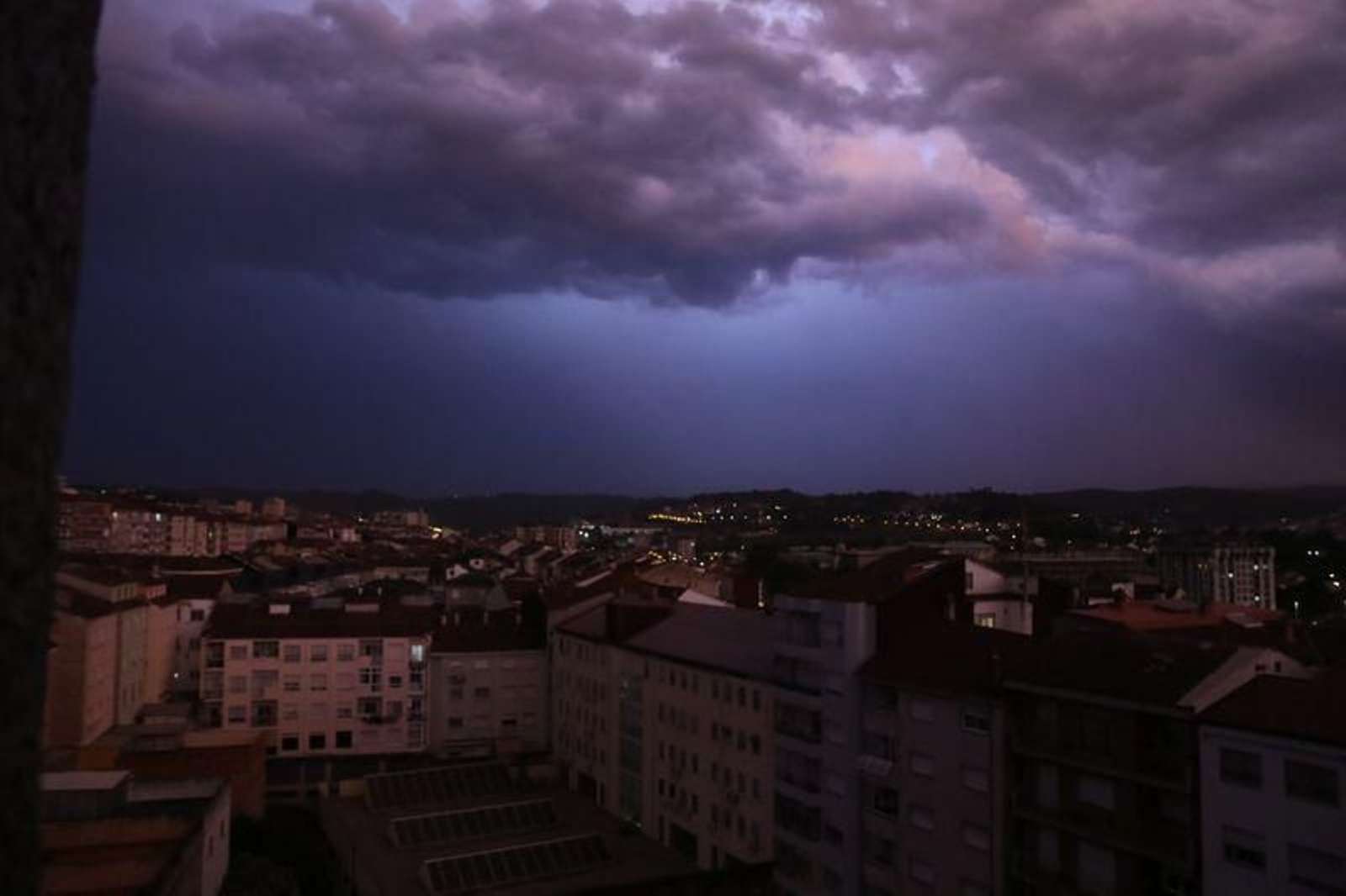 Las tormentas ponen en alerta Ourense 48 horas después de la bomba hídrica. // Iván Dacal