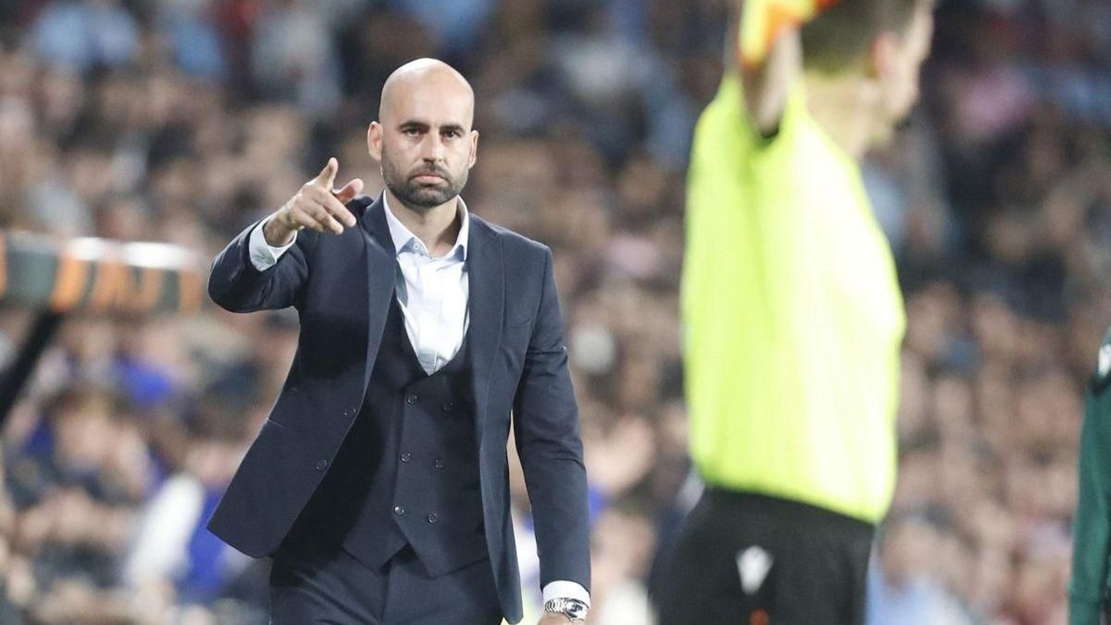 Claudio Giráldez da indicaciones durante el partido ante la Juventus.