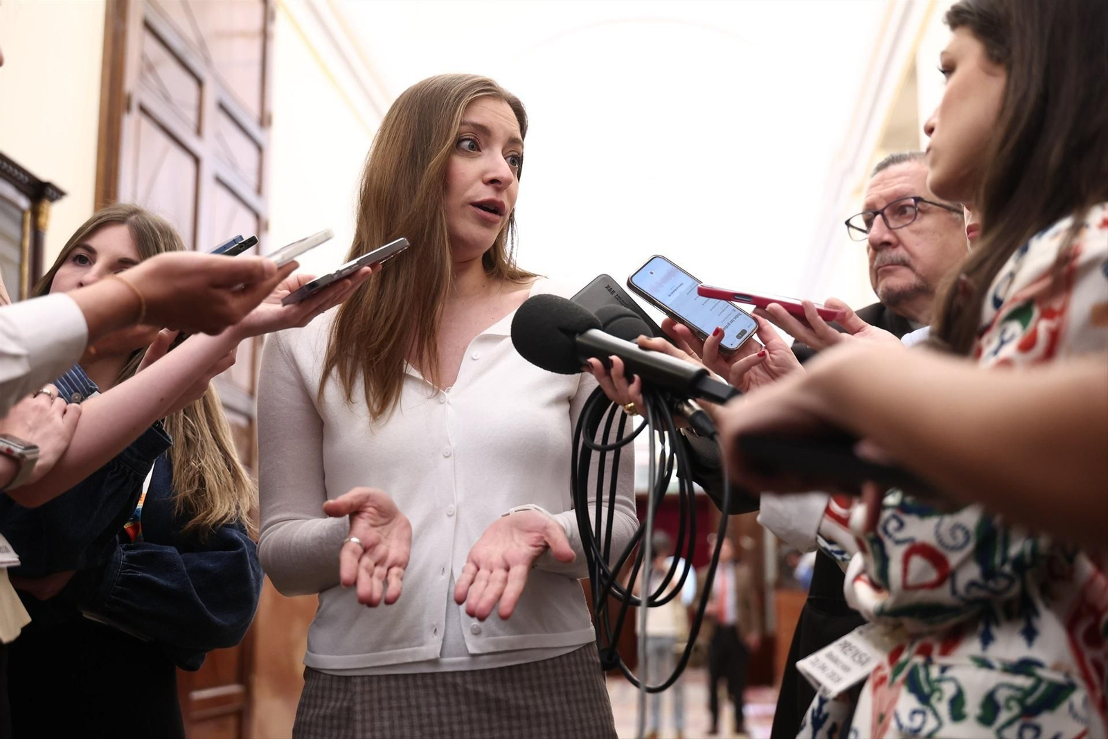 Esther Muñoz haciendo declaraciones a los medios
