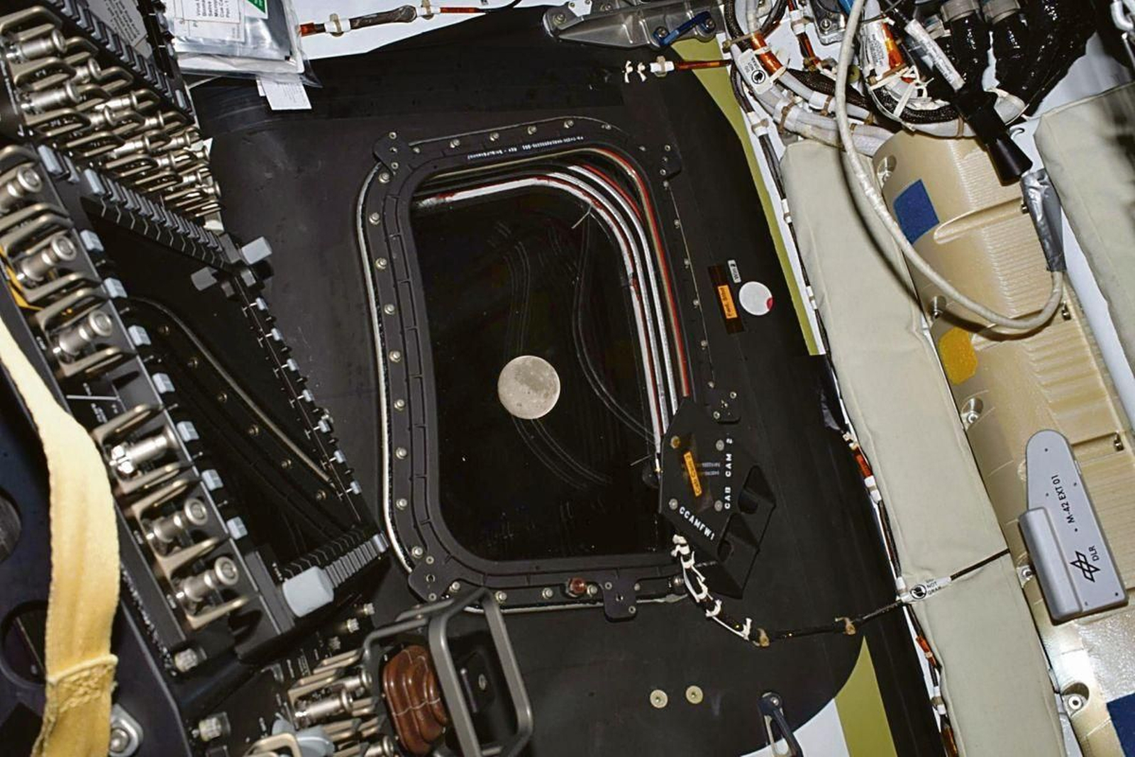 La Luna vista desde el interior de la cabina de la nave Orion.