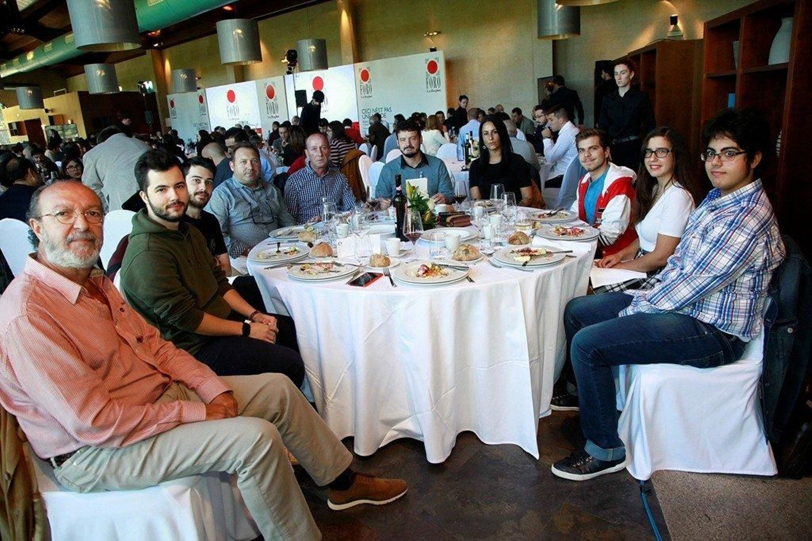 Pedro Lorenzo, programa de mayores de la UVigo; Yerai Lage, Escuela de Informática de la Uvigo; José Morán, Escuela de Informática de la Uvigo; José Iglesias, promotor de La Región; Carlos Fernández, suscripciones de La Región; Antonio Llompart, comercial de La Región; Andrea Padreda, comercial de La Región; César Márquez, Emma Álvarez y Adrián González, Escuela de Informática.