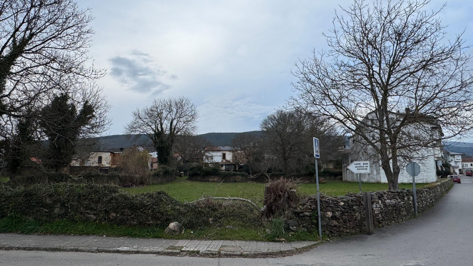 Parcela en la OU-113 a su paso por Laza que el Concello ha ofrecido para la construcción.