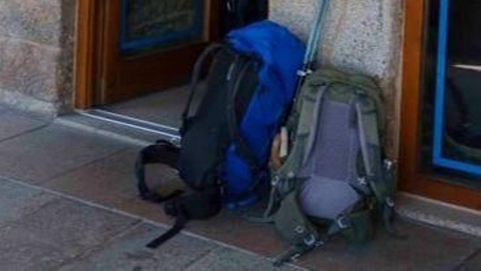 Mochilas de peregrinos en el Casco Vello.
