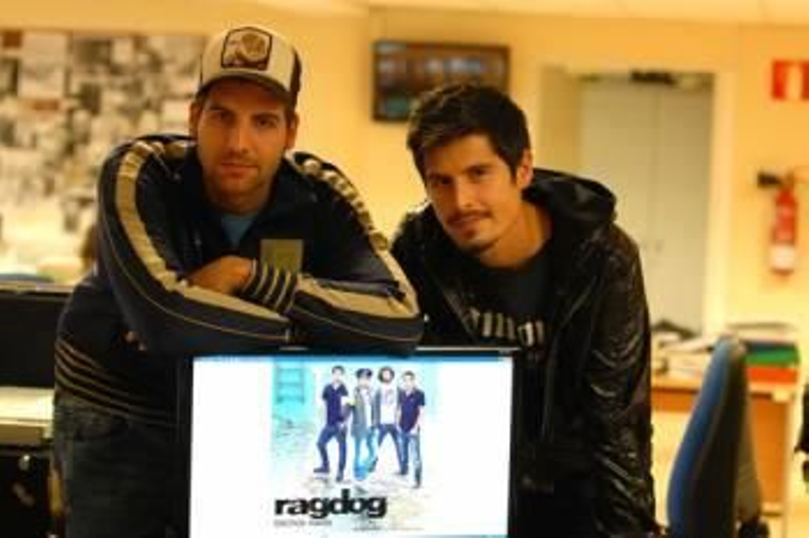 Aleix Lores y Pablo García, con la imagen promocional de su disco, en Atlántico. foto: lydia.