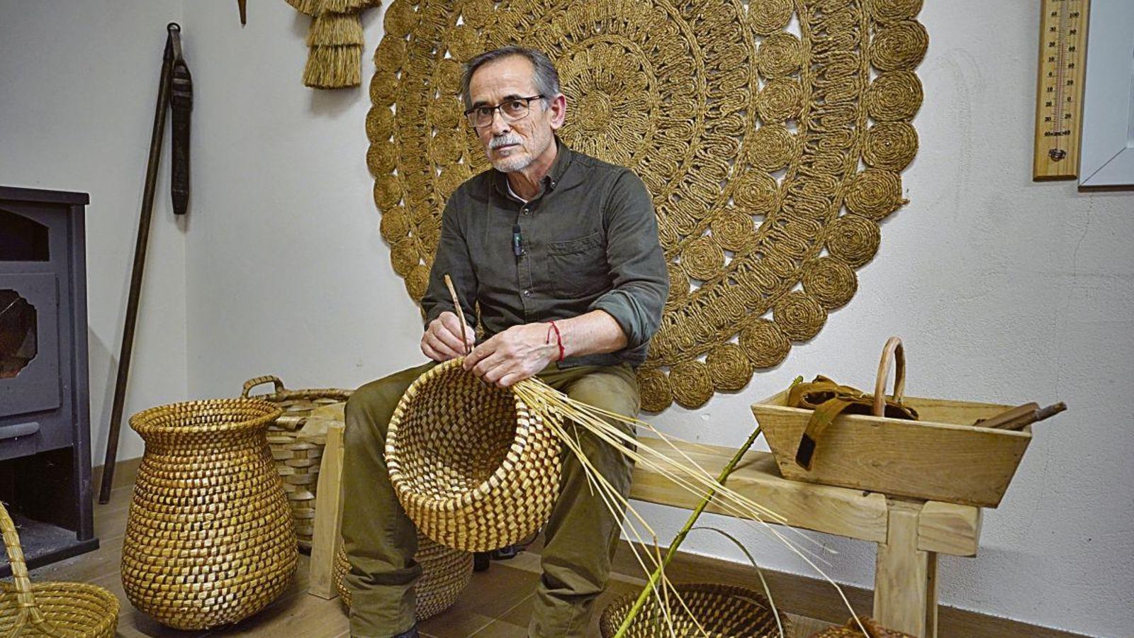 Álvaro estaba decidido a documentar la tradición, casi extinta, de la cestería en espiral de Galicia sin saber que, cuando él mismo hiciera la prueba, su vida cambiaría radicalmente.