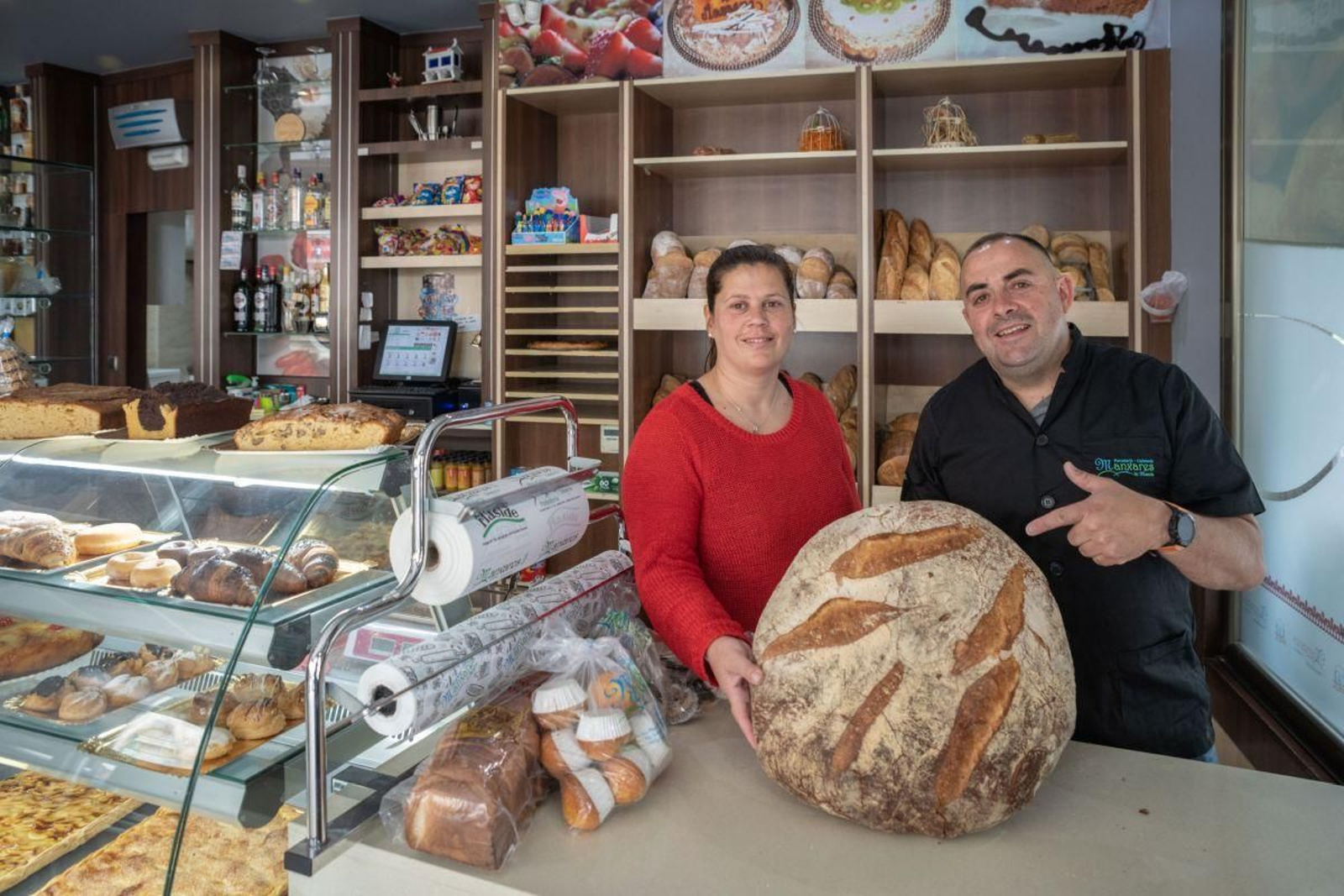 Quesiah Soto y Miguel Ángel Bernárdez, gerentes de la panadería Manxares de Maside.  ÓSCAR PINAL
