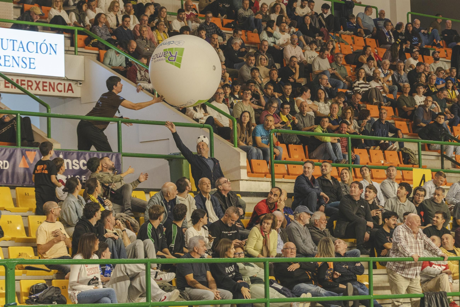 Galería | El COB asusta los fantasmas en Samaín y logra la victoria ante el Fibwi