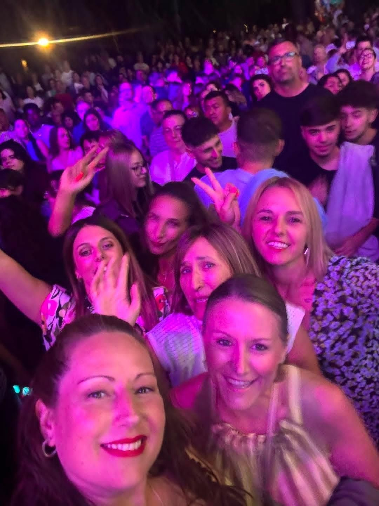 Grupo de amigas nas festas de Xinzo