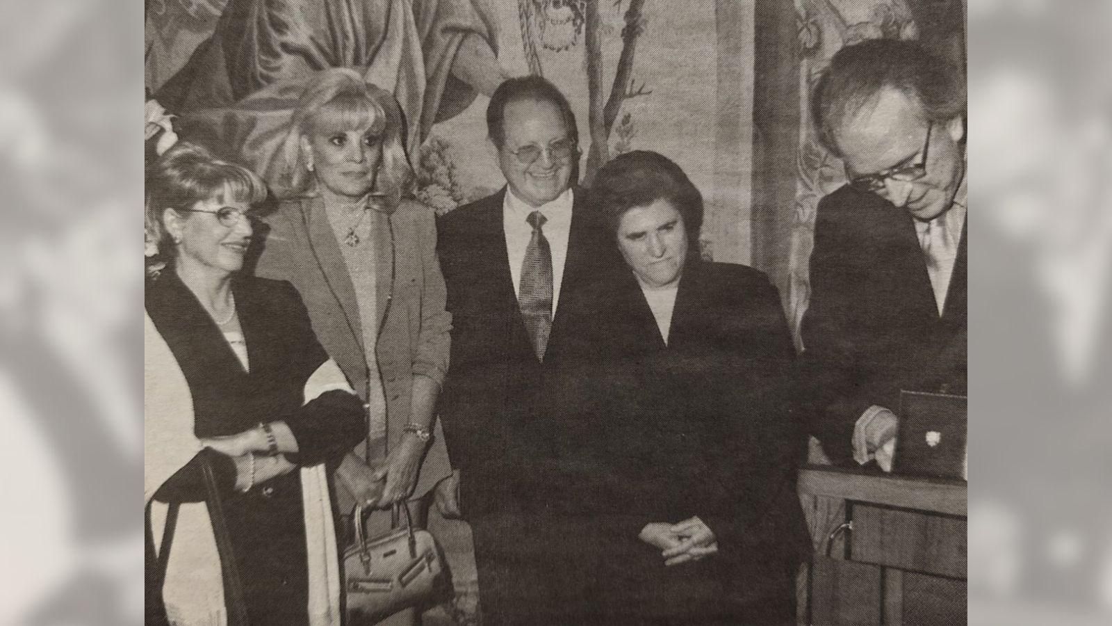 Salud Conde, en el centro de la imagen junto a Olegario Vázquez Raña, recibe la Encomienda de manos del embajador de España en México.