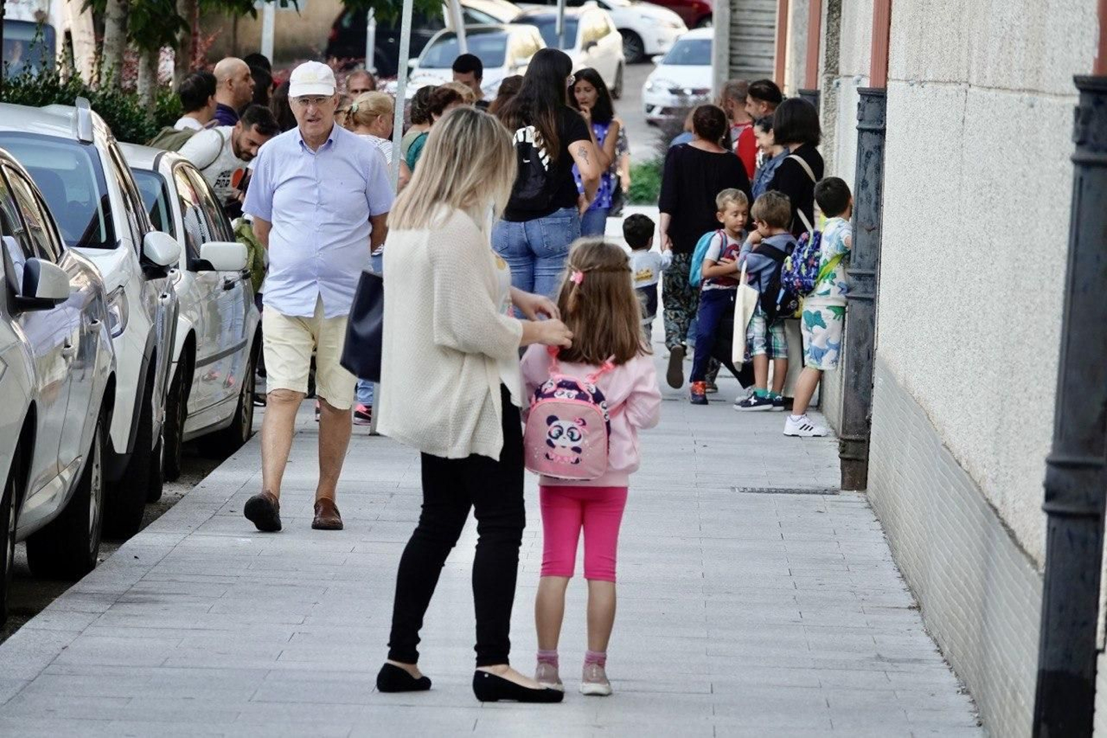 Padres despiden a sus hijos el primer día de colegio. // Vicente Alonso