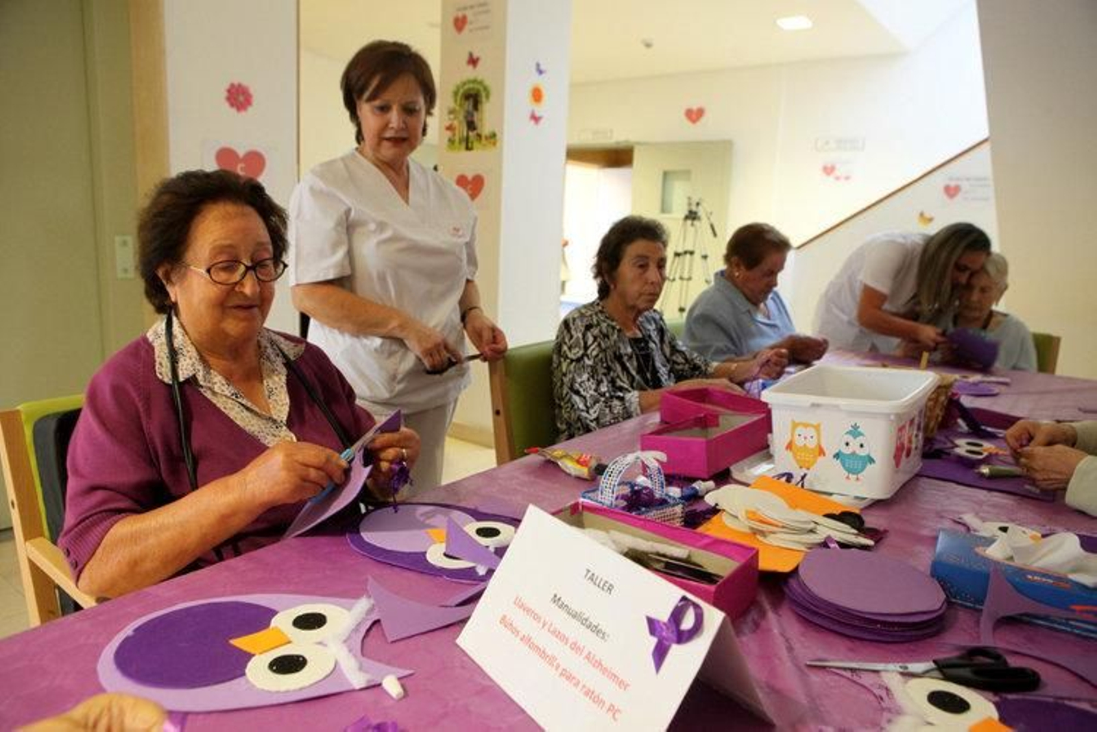 Usuarias de la residencia Divino Maestro, perteneciente a la Fundación San Rosendo, en un taller de manualidades por el Día Mundial del Alzhéimer.