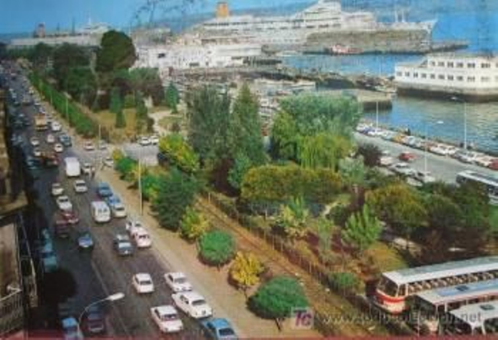 Montero Ríos y Avenidas en los ochenta, con tráfico y tren.