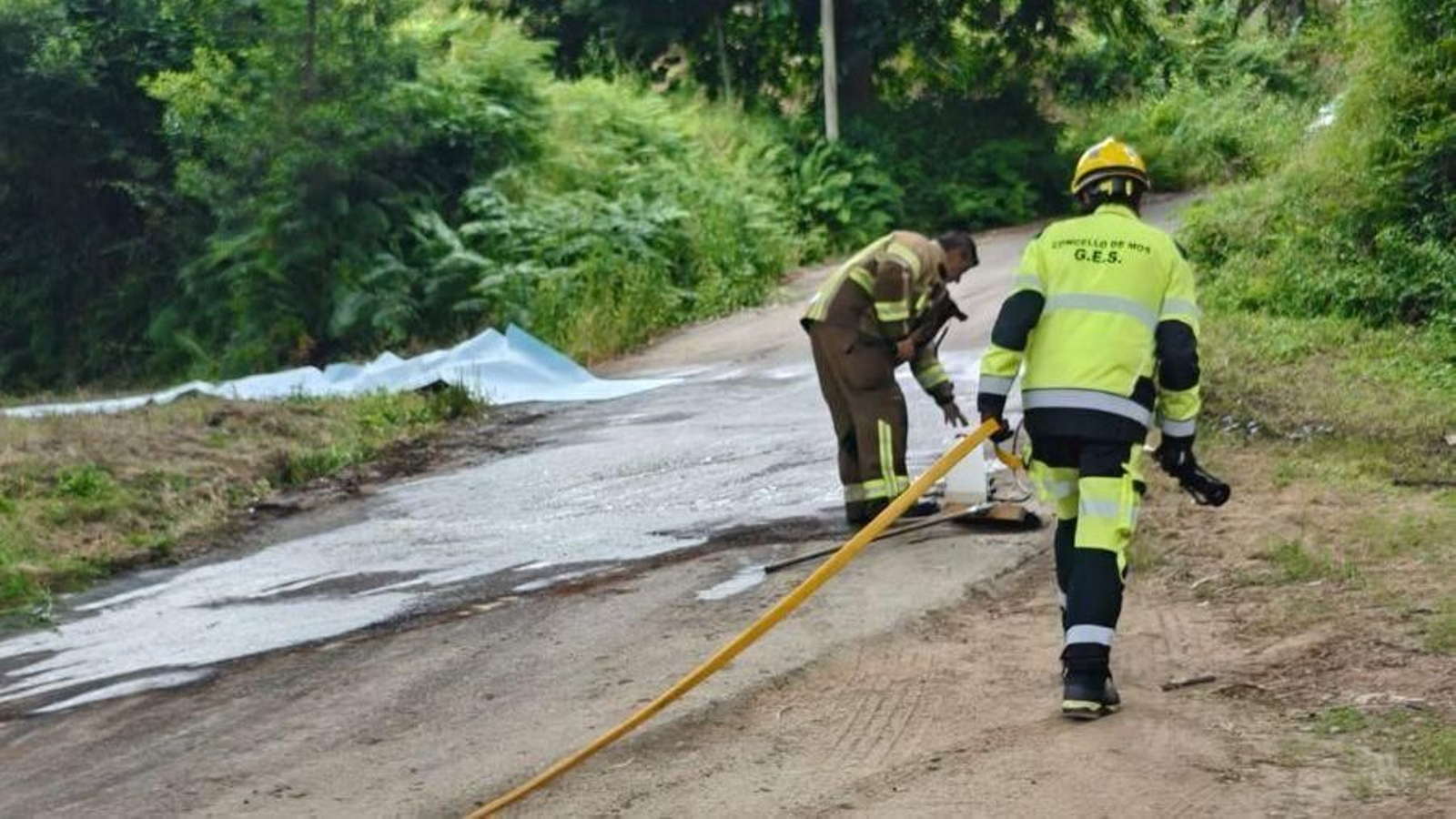 Efectivos trabajando en la descontaminación de tierras, en Mos.