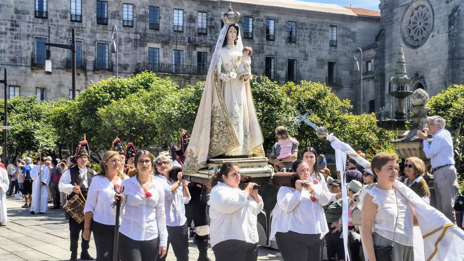 Imagen de la Virgen Blanca portada íntegramente por mujeres.