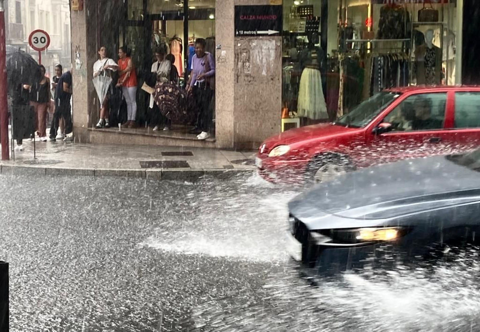 El agua dificulta la circulación en Ourense