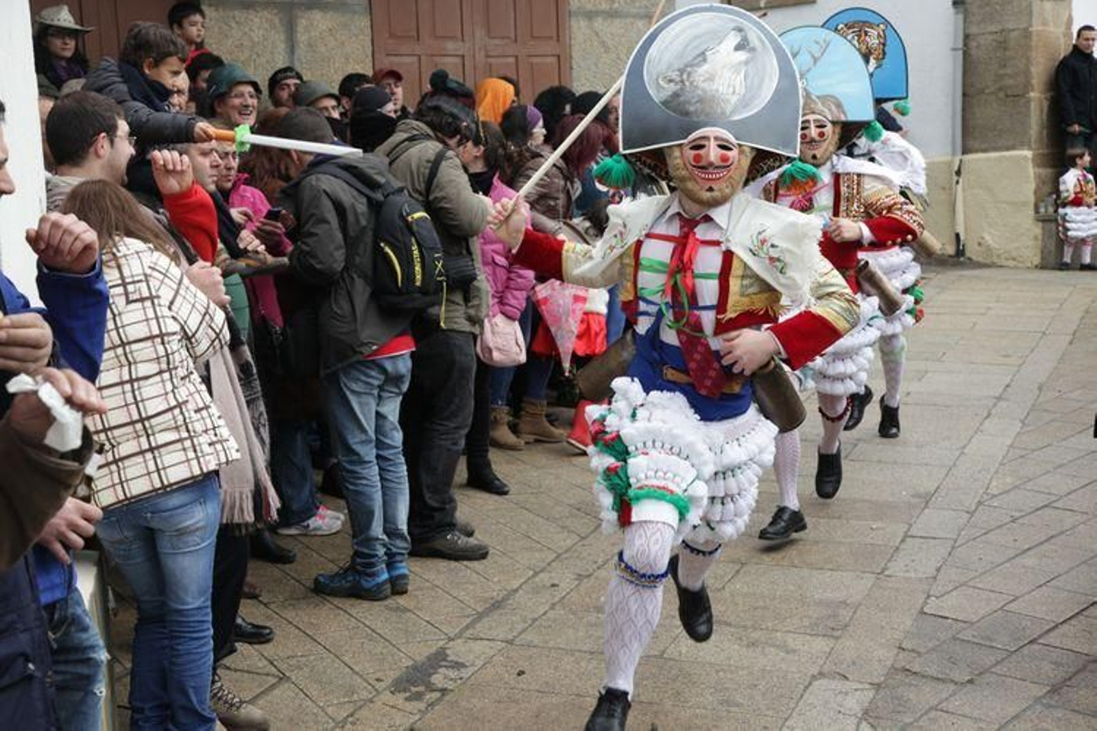 Laza recibe a los peliqueiros con bica y licor café