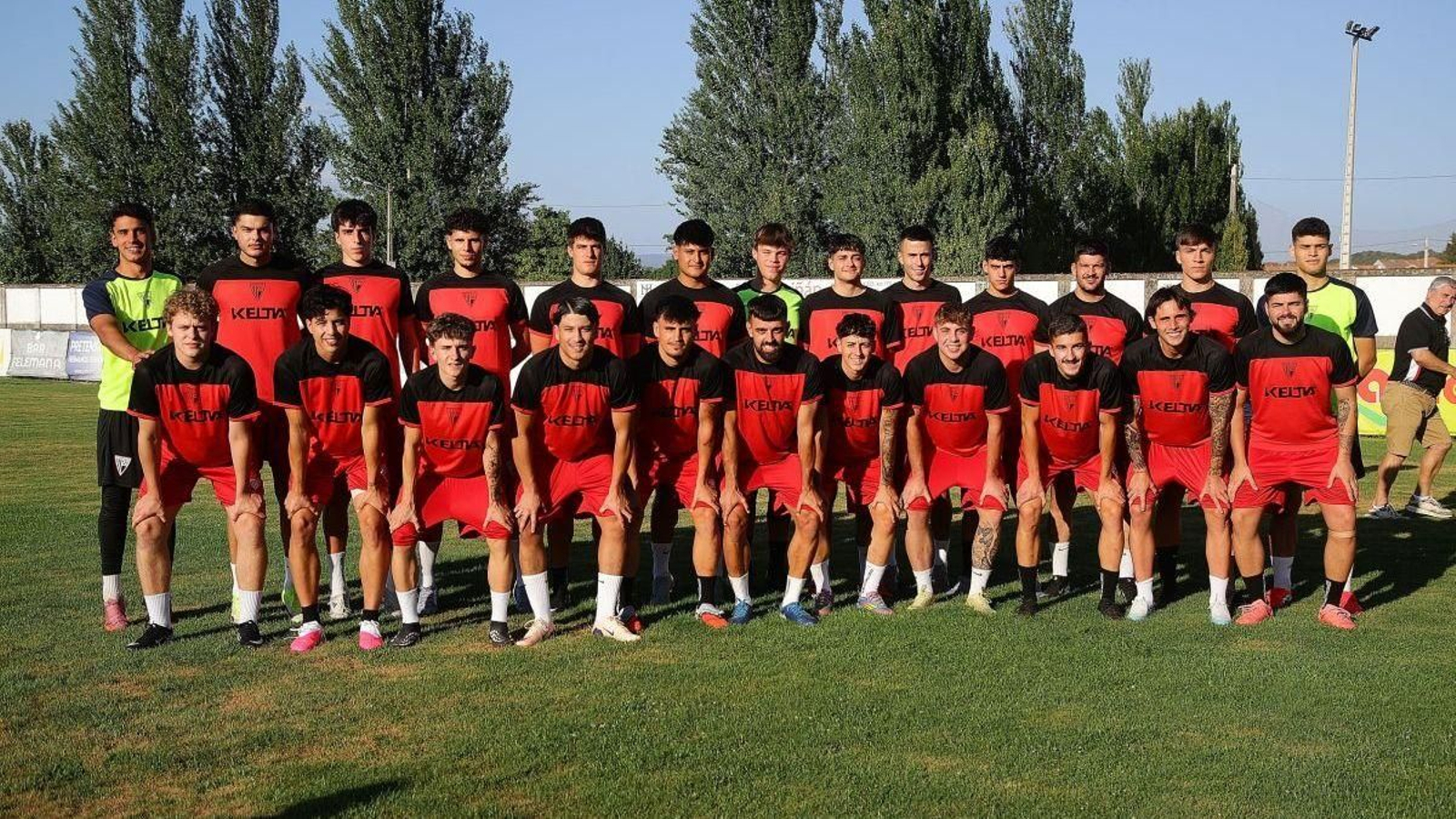 Los jugadores del Antela, antes de comenzar el primer entrenamiento en A Moreira.