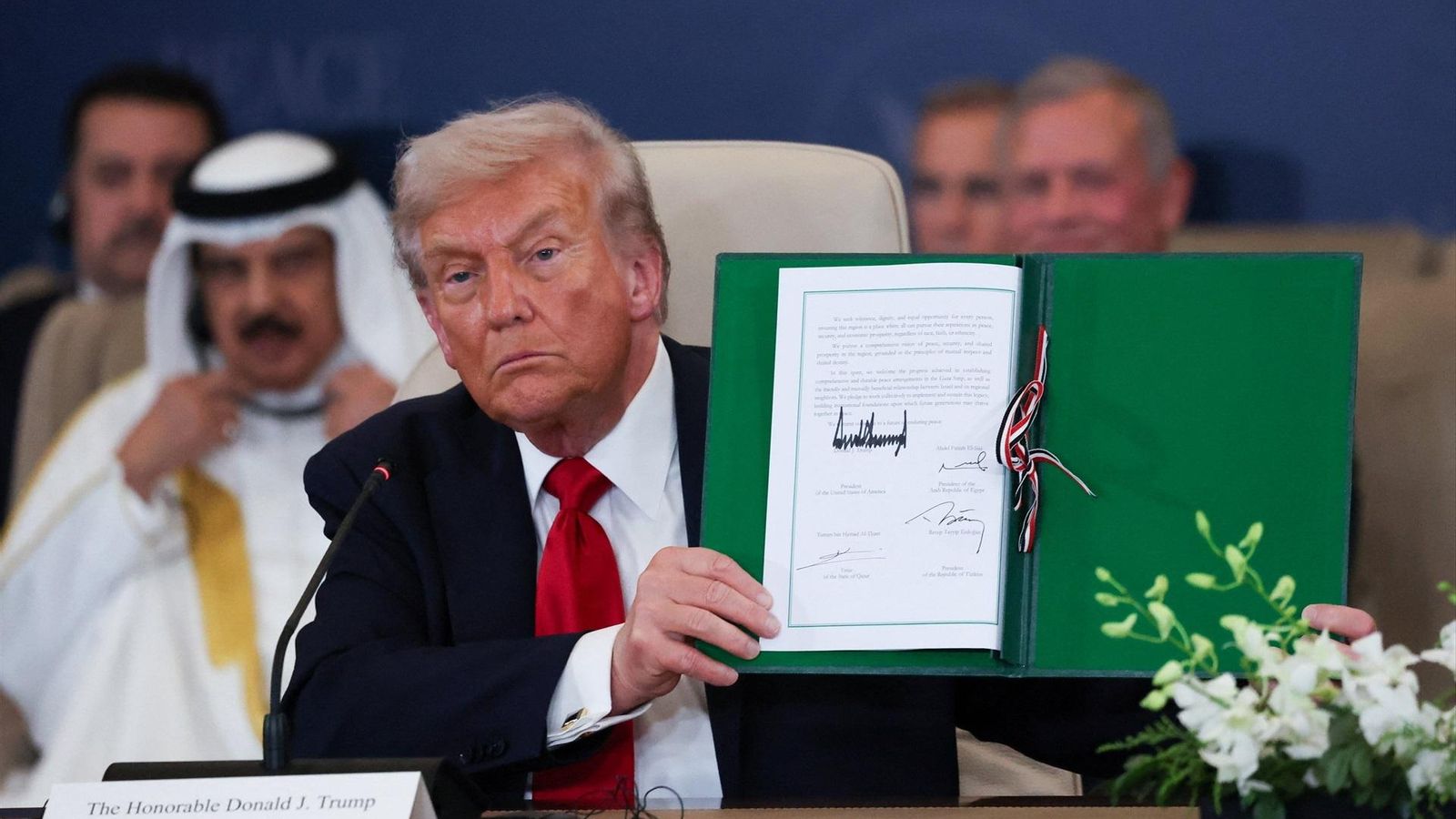Donald Trump posa tras firmar el acuerdo de paz para Gaza