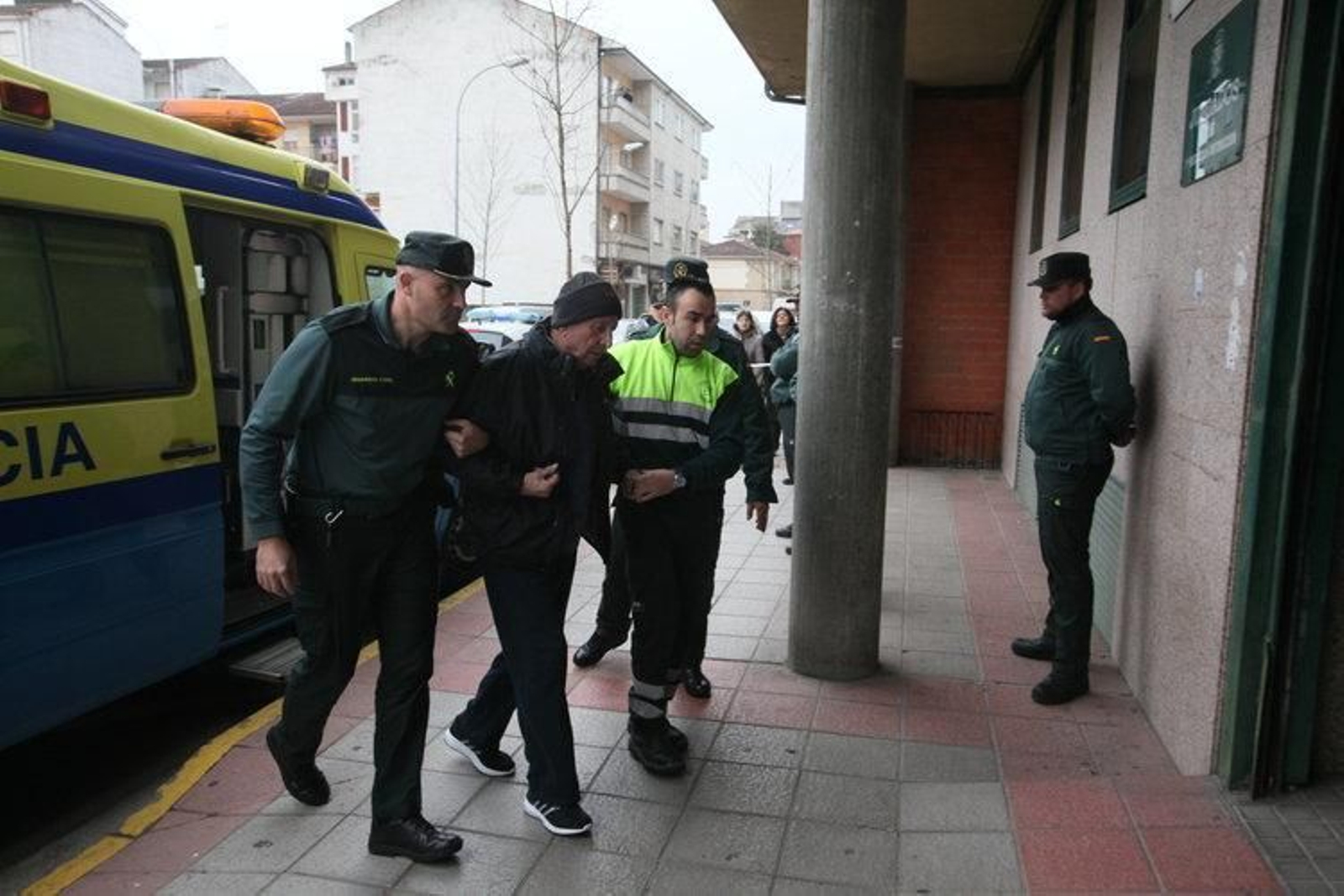 Aniceto Rodríguez entrando en el juzgado de Verín.