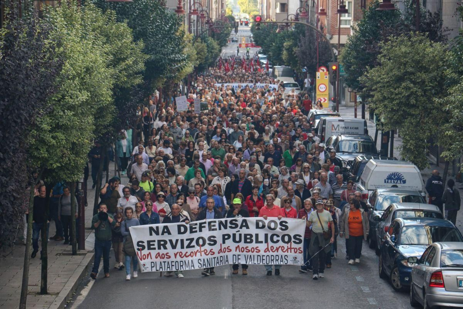Cabeza de la manifestación por el centro de O Barco de Valdeorras.