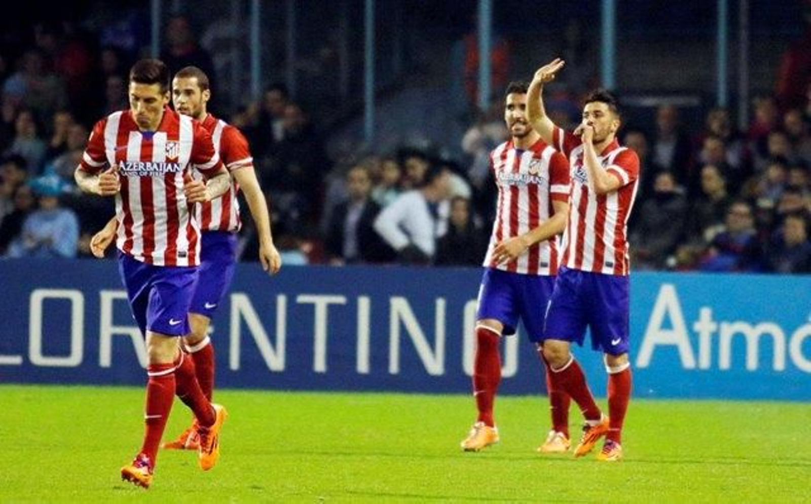David Villa celebra el primero de los dos goles que le marcó ayer al Celta en el estadio de Balaídos.// jv landín