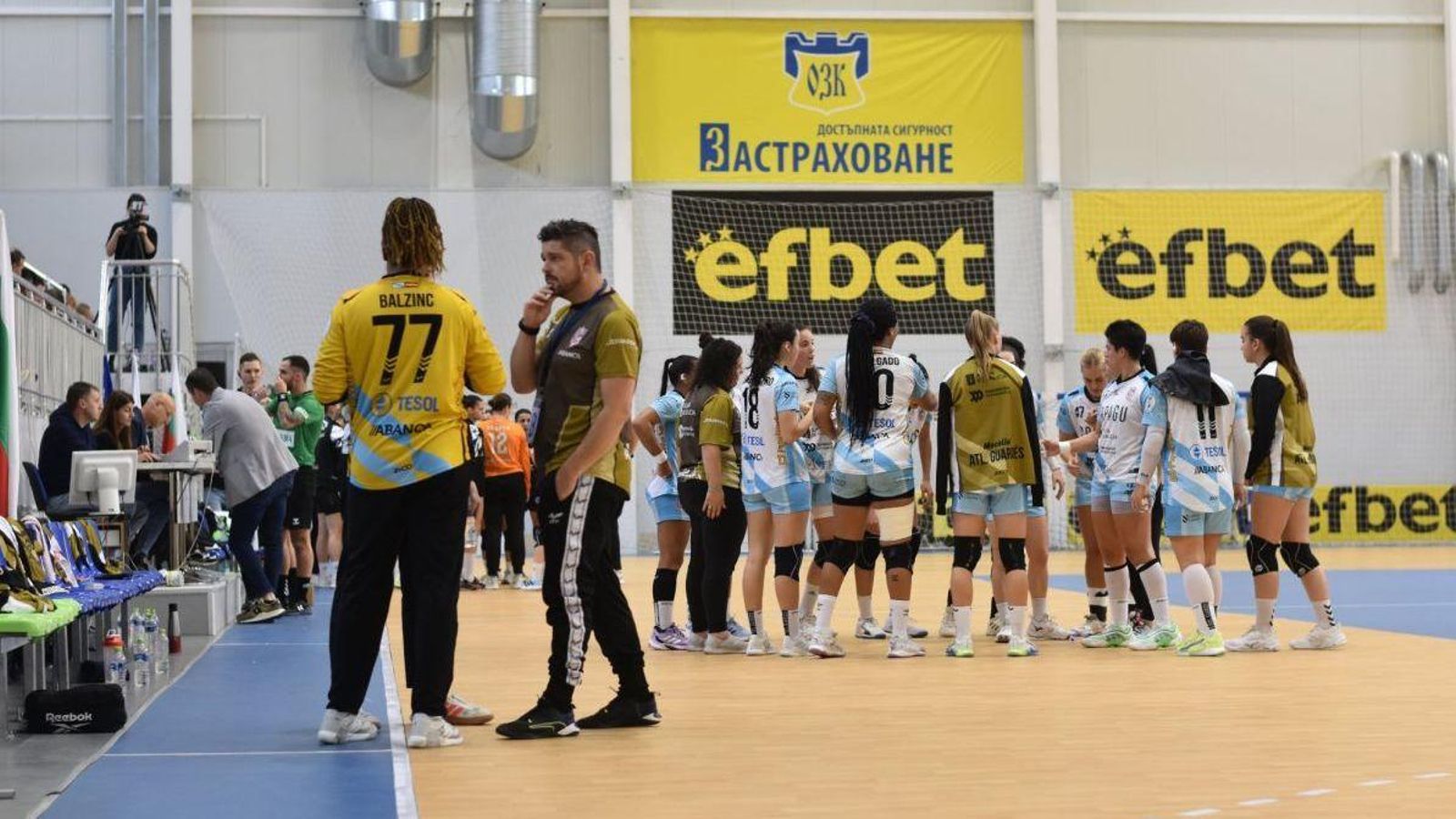 Will Ferrari, segundo de Seabra, habla con las porteras.