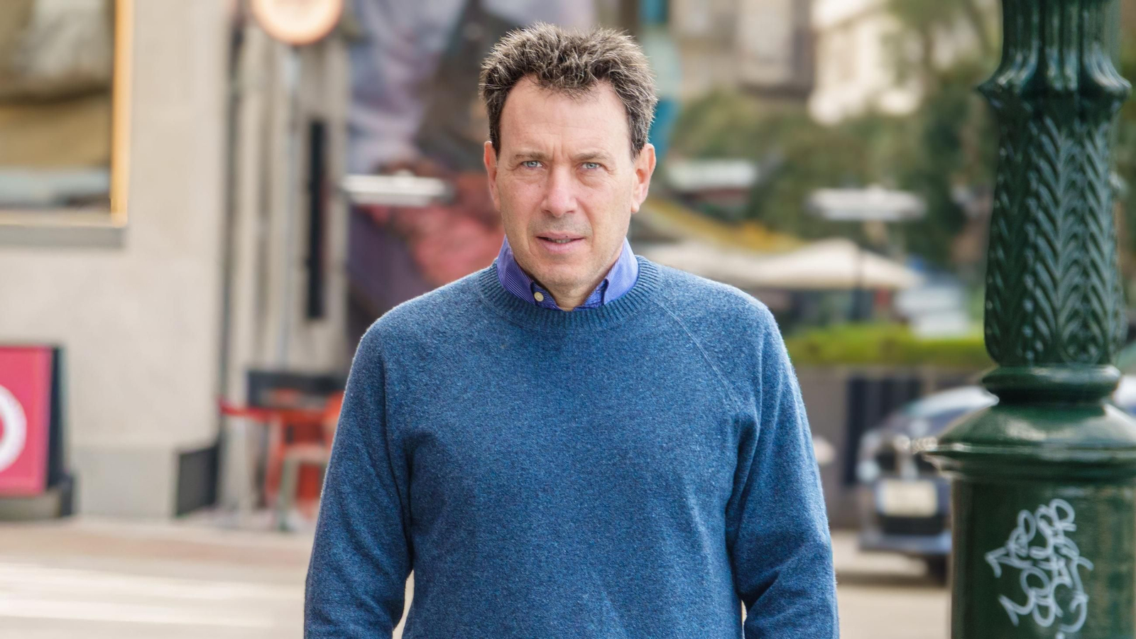 Eduardo Mysler, ayer paseando por el centro de Vigo.