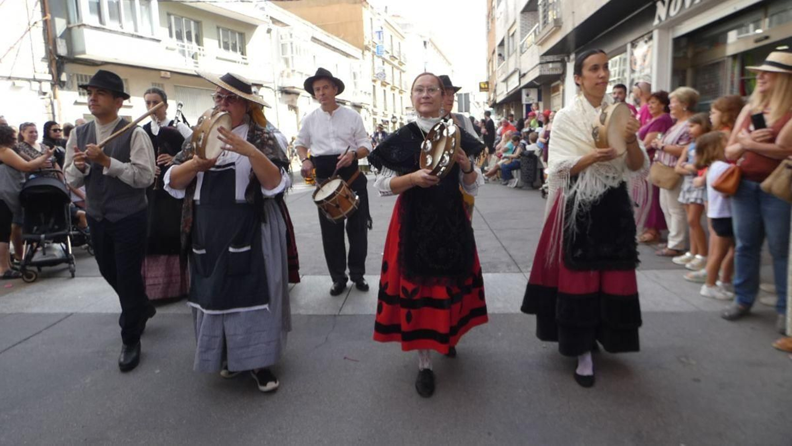 Los grupos de guardeses vestidos con trajes gallegos dieron vistosidad al desfile de ayer.