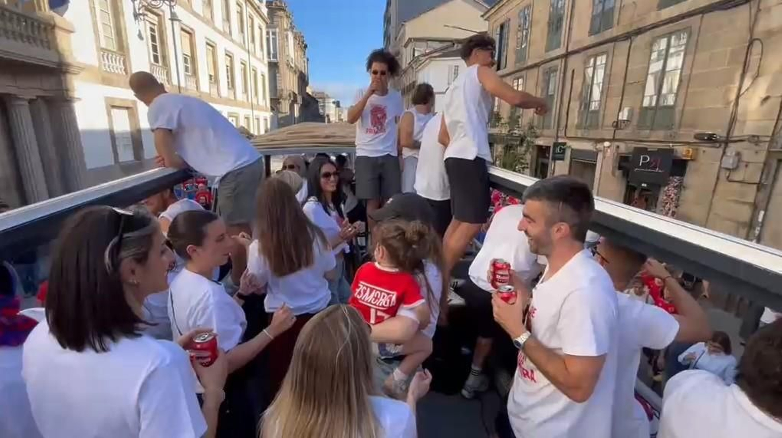 Galería | La aplaudida acogida de la UD Ourense de los unionistas contrasta con la pitada a Jácome en la Plaza Mayor, en fotos