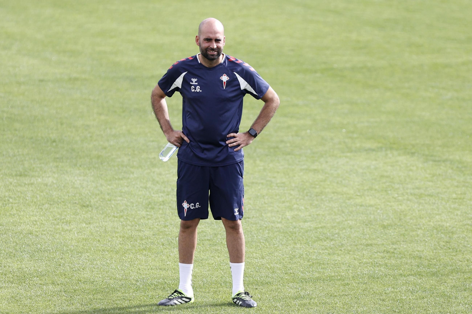 Claudio Giráldez, durante la sesión de entrenamiento de ayer en la ciudad deportiva de Afouteza.