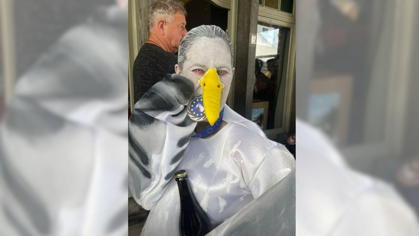 La viguesa Olga Méndez, disfrazada de gaviota y con la medalla de plata.