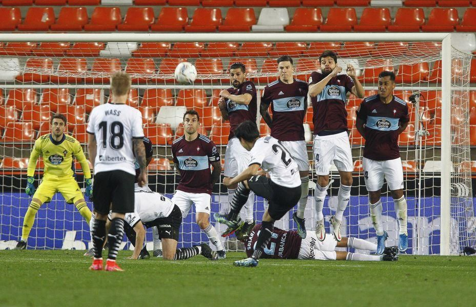 Tapia salta, como último hombre de la barrera, mientras observa la falta que lanzó arriba Kang In Lee.
